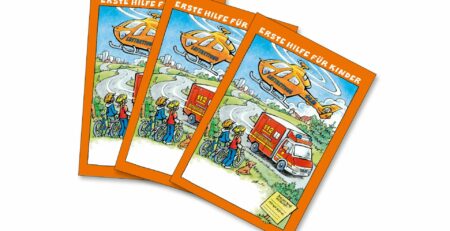 Drei Broschüren mit dem Titel 'Erste Hilfe für Kinder', illustriert mit einem Rettungshubschrauber und einem Rettungswagen.