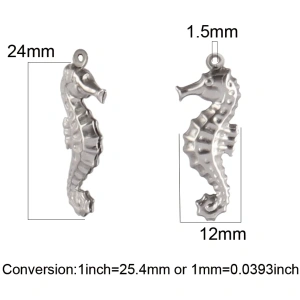 Silberner Seepferdchen-Anhänger mit Maßen von 24mm Höhe und 12mm Breite, ideal für Schmuckdesign und Bastelprojekte.