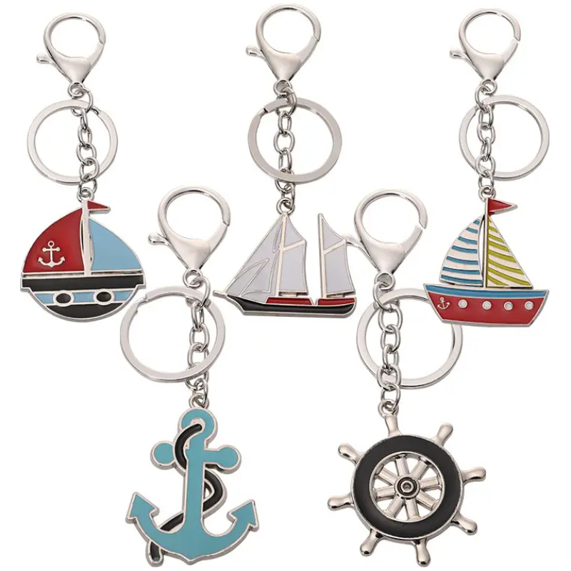 H64e61115ed5a4168bd631b8edd7c6fafL Maritime Schlüsselanhänger mit Anker, Schiffen und Steuerrad, ideal für Liebhaber von nautischen Motiven und maritimen Designs.