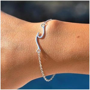 Silbernes Armband mit Haken-Anhänger, elegantes Design, modisches Schmuckstück für jeden Anlass, ideal für Damen.