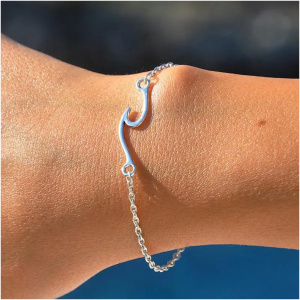 Silbernes Armband mit Haken-Anhänger, elegantes Design, modisches Schmuckstück für jeden Anlass, ideal für Damen.