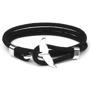 Schwarzes Armband aus geflochtenem Material mit silbernem Fischschwanz-Anhänger, stilvoll und modern.