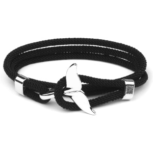 Schwarzes Armband aus geflochtenem Material mit silbernem Fischschwanz-Anhänger, stilvoll und modern.