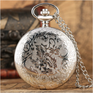 Antike silberne Taschenuhr mit detaillierten Ornamenten und Kette, ideal für Sammler und Liebhaber von Vintage-Uhren.