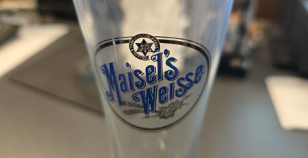 Ein transparentes Glas mit dem Aufdruck Maisel's Weisse, ideal für Bierliebhaber und Sammler von Biergläsern.