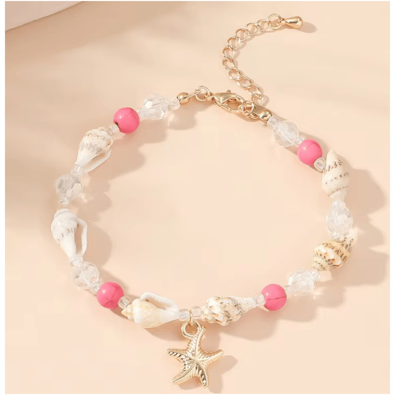 Schmuckarmband aus Muscheln, rosa Perlen und einem goldenen Sternchen-Anhänger, ideal für maritime Mode und Sommerlooks.