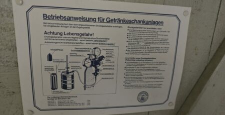 Betriebsanweisung für Getränkeschankanlagen mit Sicherheitsinformationen und Diagramm zur Druckregelung.