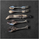 Niedliches Besteck für Kinder aus hochwertigem rostfreien Metall mit Wal, Fisch und Krokodil – Bild 1