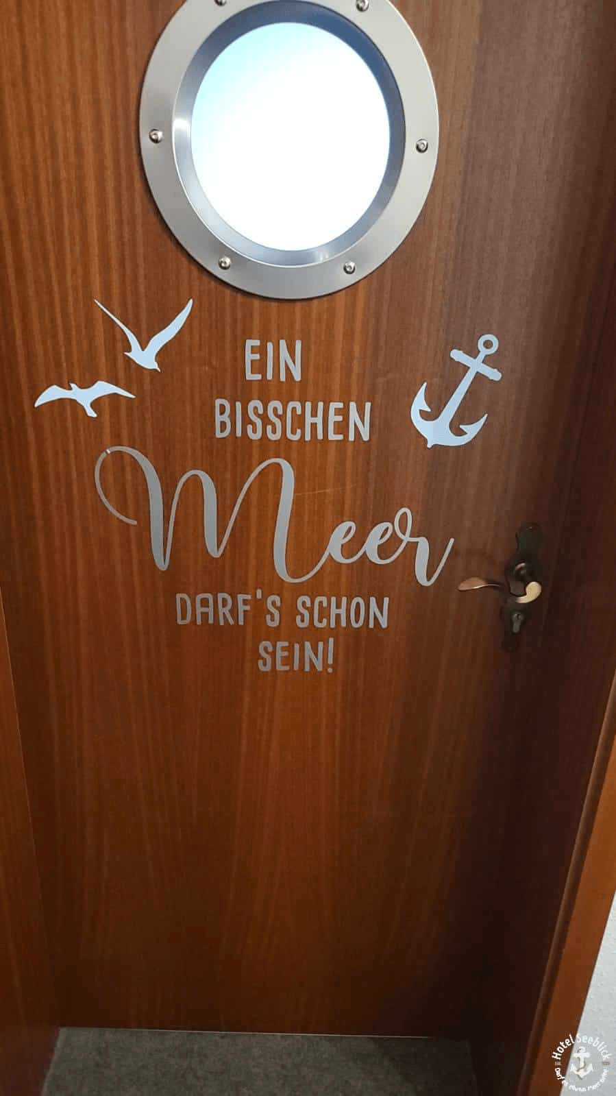 Alte Türen, Bullaugen und Wandtattoos