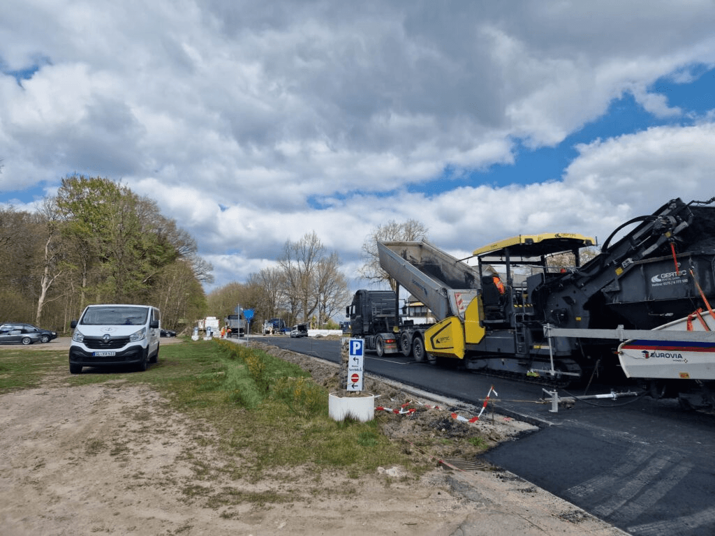 Die Straße wächst und gedeiht