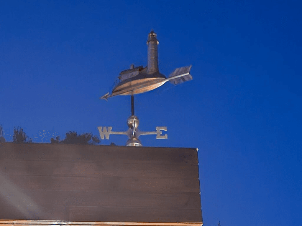 Der Wetterhahn ist nun beleuchtet