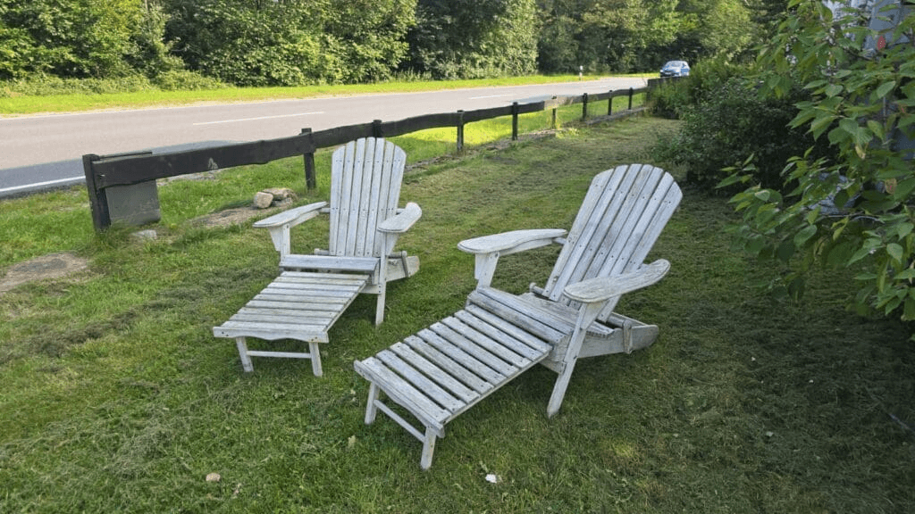 2 Stühle in der Farbe weiß