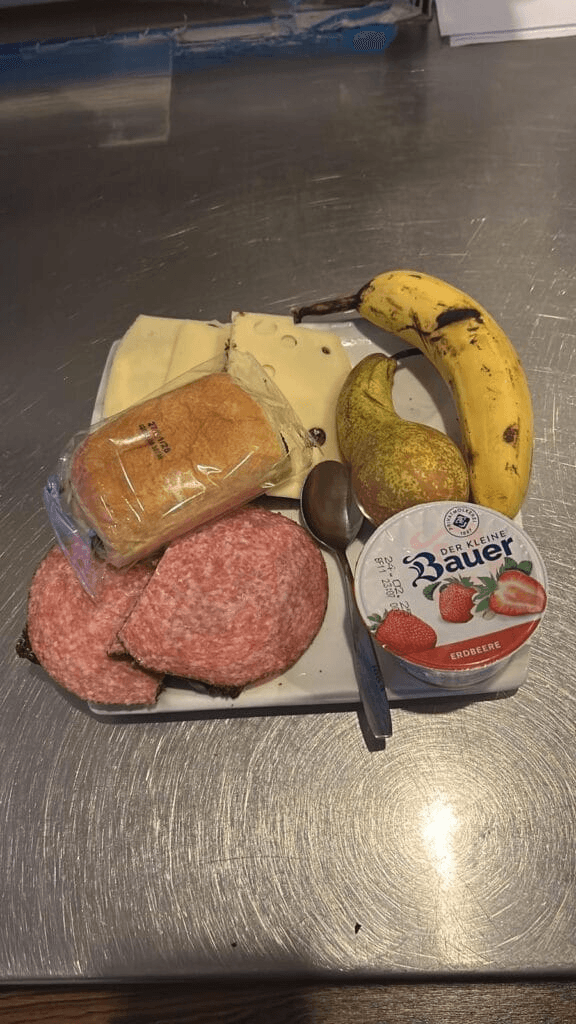 Obdachlose Überraschung am frühen Morgen im Bistro