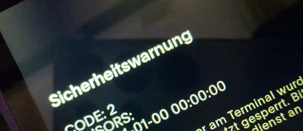 Bildschirm mit einer Sicherheitswarnung, die Code und Datum anzeigt.