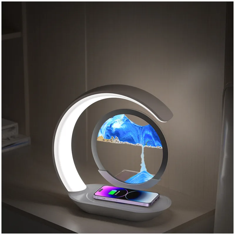 Moderne Tischlampe mit kabellosem Ladegerät Moderne Tischlampe mit einer kreisförmigen Lichtquelle und einem kabellosen Ladegerät für Smartphones.