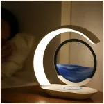 3D Sanduhr - Sandmalerei - Nachttischlampe mit drahtloser Handyladestation Moderne Tischlampe mit einem runden Sanduhr-Element und LED-Beleuchtung auf einem Nachttisch.