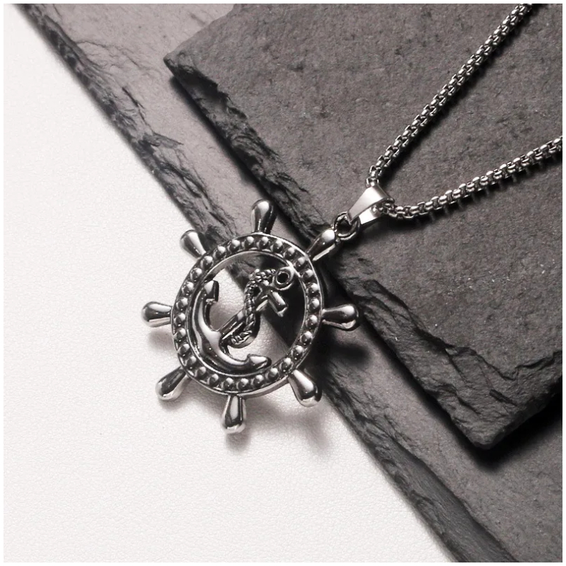 Schicke Edelstahlkette mit Steuerrad und Anker kombiniert