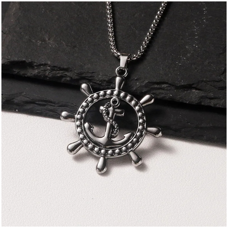 Schicke Edelstahlkette mit Steuerrad und Anker kombiniert