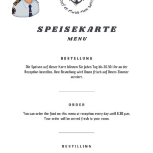 Ein Bild der Speisekarte des Zimmerservice des Hotels „Hotel Seeblick“. Sie enthält Bestellanweisungen auf Deutsch, Englisch und Dänisch und besagt, dass Bestellungen täglich bis 20:30 Uhr an der Rezeption aufgegeben werden können und frisch aufs Zimmer serviert werden. Das Hotellogo und die Abbildung eines nautischen Offiziers zieren die Oberseite. Ein Bild der Speisekarte des Zimmerservice des Hotels „Hotel Seeblick“. Sie enthält Bestellanweisungen auf Deutsch, Englisch und Dänisch und besagt, dass Bestellungen täglich bis 20:30 Uhr an der Rezeption aufgegeben werden können und frisch aufs Zimmer serviert werden. Das Hotellogo und die Abbildung eines nautischen Offiziers zieren die Oberseite.