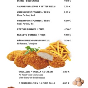 Eine zweisprachige Speisekarte mit dem Titel „Dies und Das – Dies und Das“ bietet verschiedene Speisen zur Auswahl, darunter Nudelgerichte, Currywurst mit Pommes, Nuggets, Schnitzel, Pommes, Vanilleeis, Quarkbällchen und Apfelstrudel. Jeder Artikel ist mit Preisen in Euro aufgeführt. Eine zweisprachige Speisekarte mit dem Titel „Dies und Das – Dies und Das“ bietet verschiedene Speisen zur Auswahl, darunter Nudelgerichte, Currywurst mit Pommes, Nuggets, Schnitzel, Pommes, Vanilleeis, Quarkbällchen und Apfelstrudel. Jeder Artikel ist mit Preisen in Euro aufgeführt.