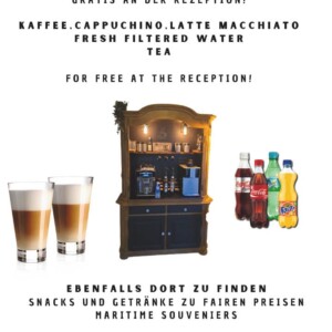 Ein Werbeschild, das darauf hinweist, dass an der Rezeption kostenloser Kaffee, Cappuccino, Latte Macchiato, frisches gefiltertes Wasser und Tee erhältlich sind. Das Schild erwähnt auch, dass Snacks, Getränke und maritime Souvenirs zu fairen Preisen erhältlich sind. Weitere Informationen finden Sie in unserem Menü. Ein Werbeschild, das darauf hinweist, dass an der Rezeption kostenloser Kaffee, Cappuccino, Latte Macchiato, frisches gefiltertes Wasser und Tee erhältlich sind. Das Schild erwähnt auch, dass Snacks, Getränke und maritime Souvenirs zu fairen Preisen erhältlich sind. Weitere Informationen finden Sie in unserem Menü.